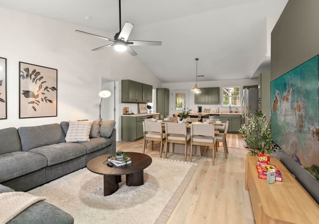 Photo of Livingroom in Duncan