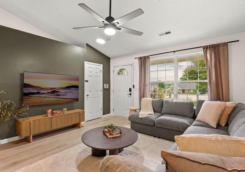 Photo of Livingroom in Duncan