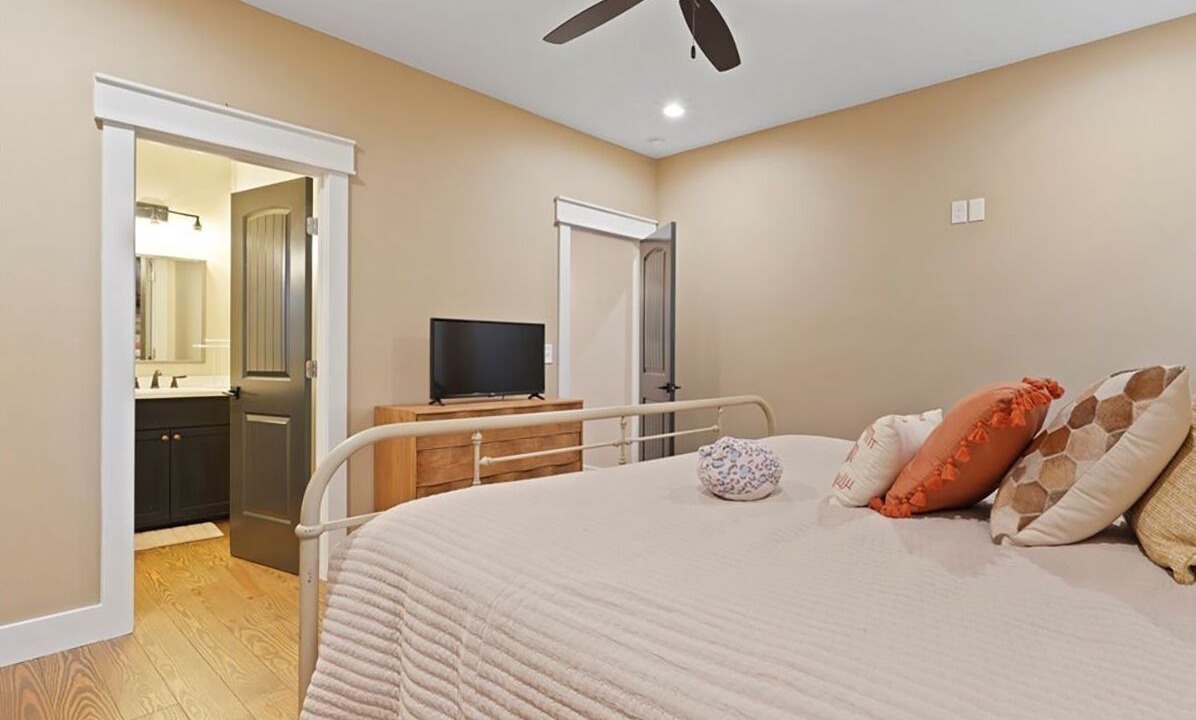 Photo of Bedroom in Midway