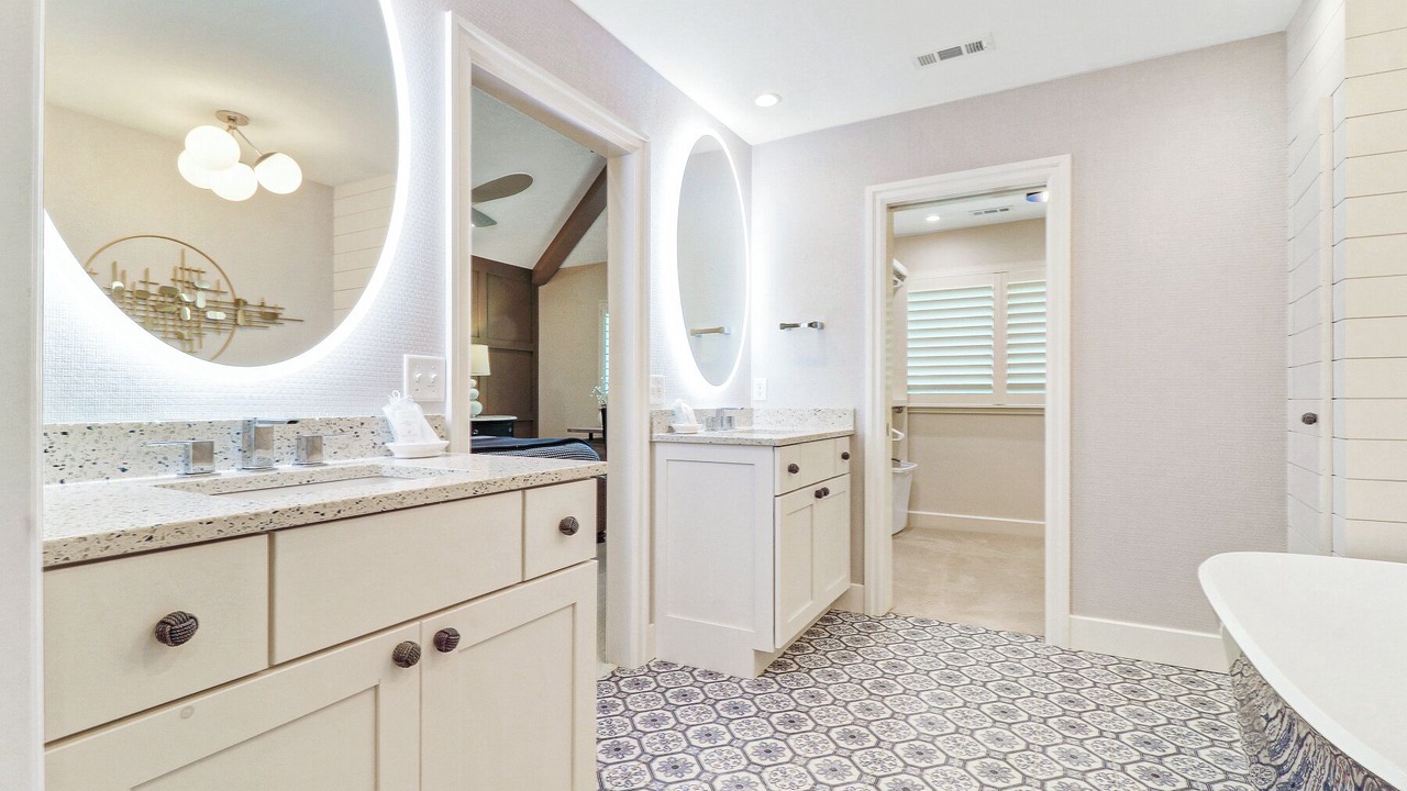Photo of Bathroom in Beach Lagoon