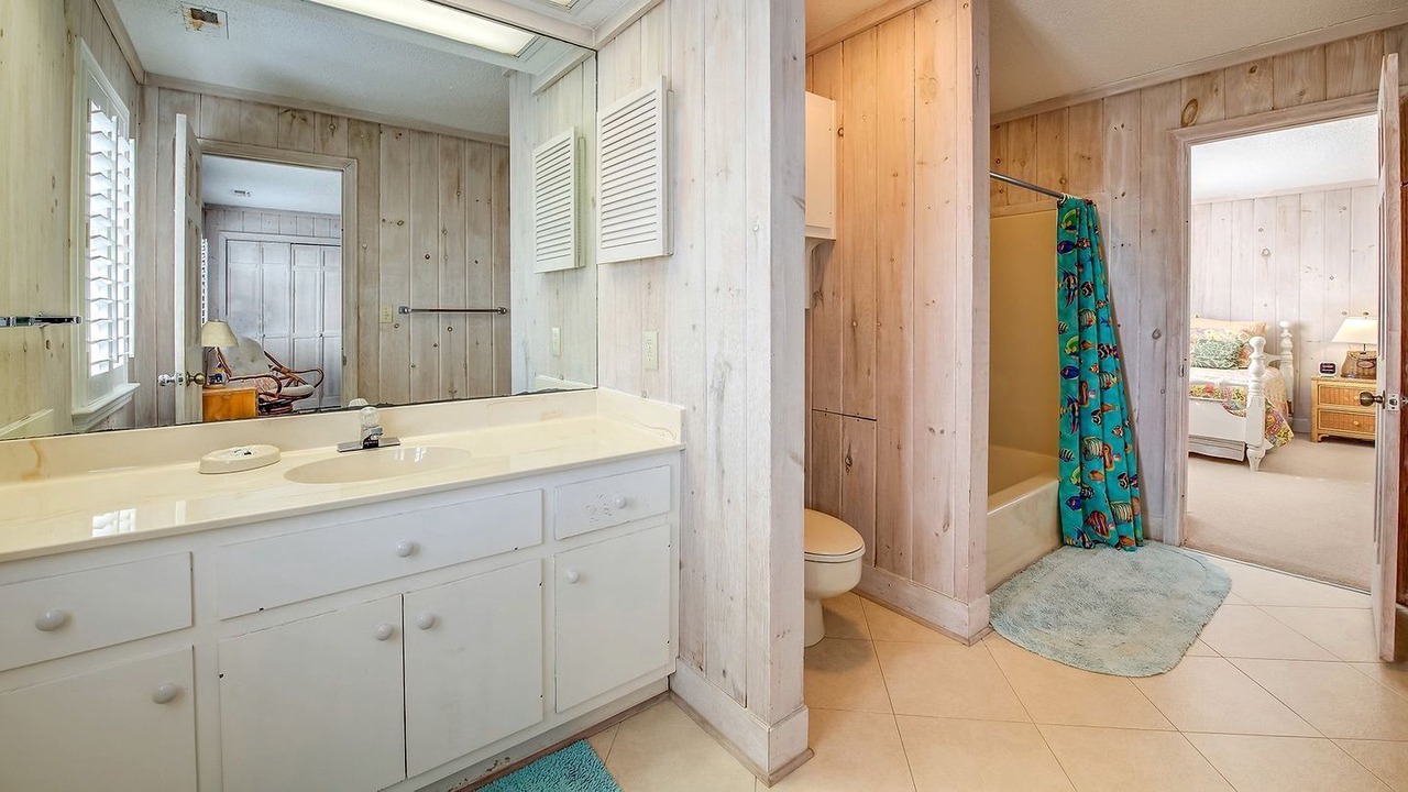 Photo of Bathroom in Debordieu Colony