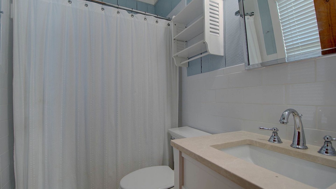 Photo of Bathroom in Debordieu Colony