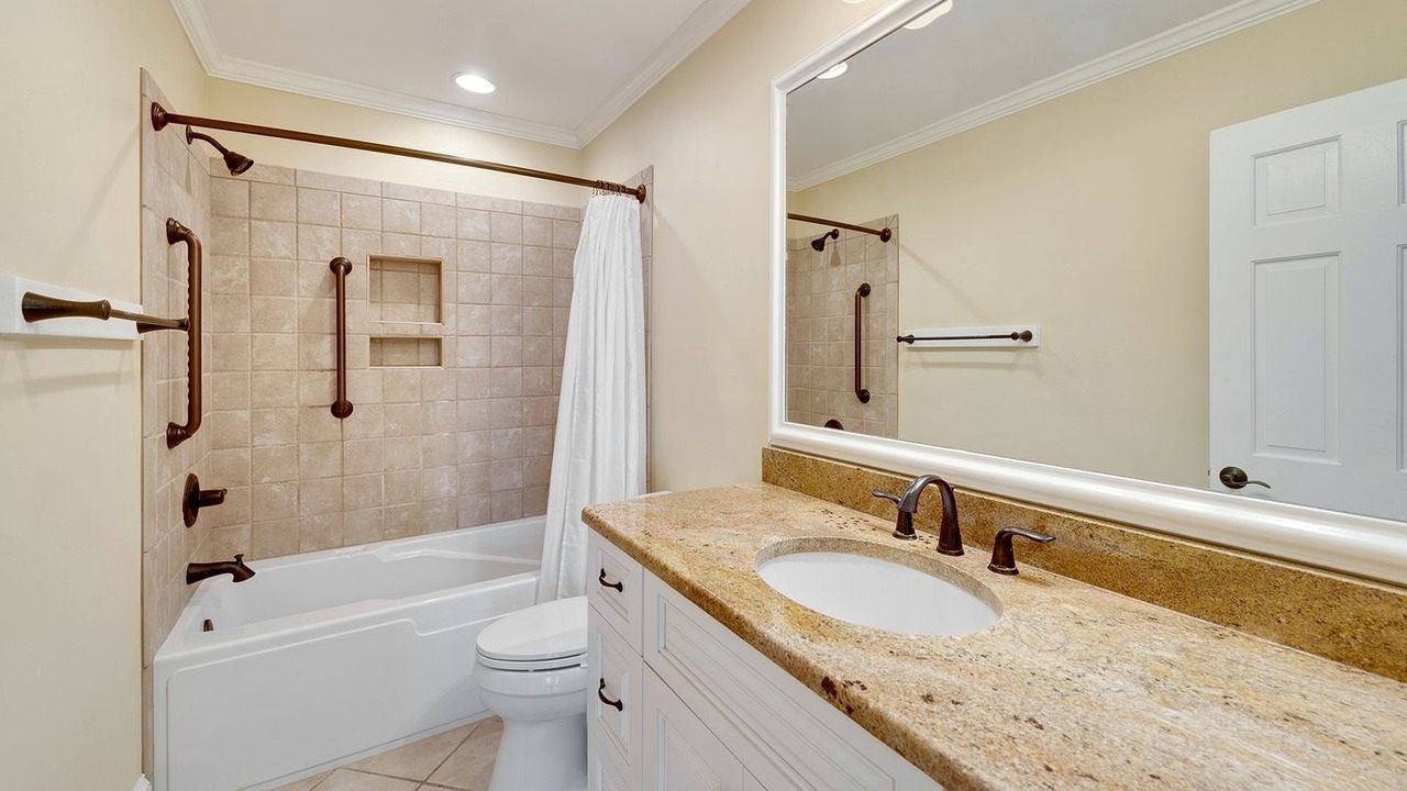 Photo of Bathroom in Debordieu Colony