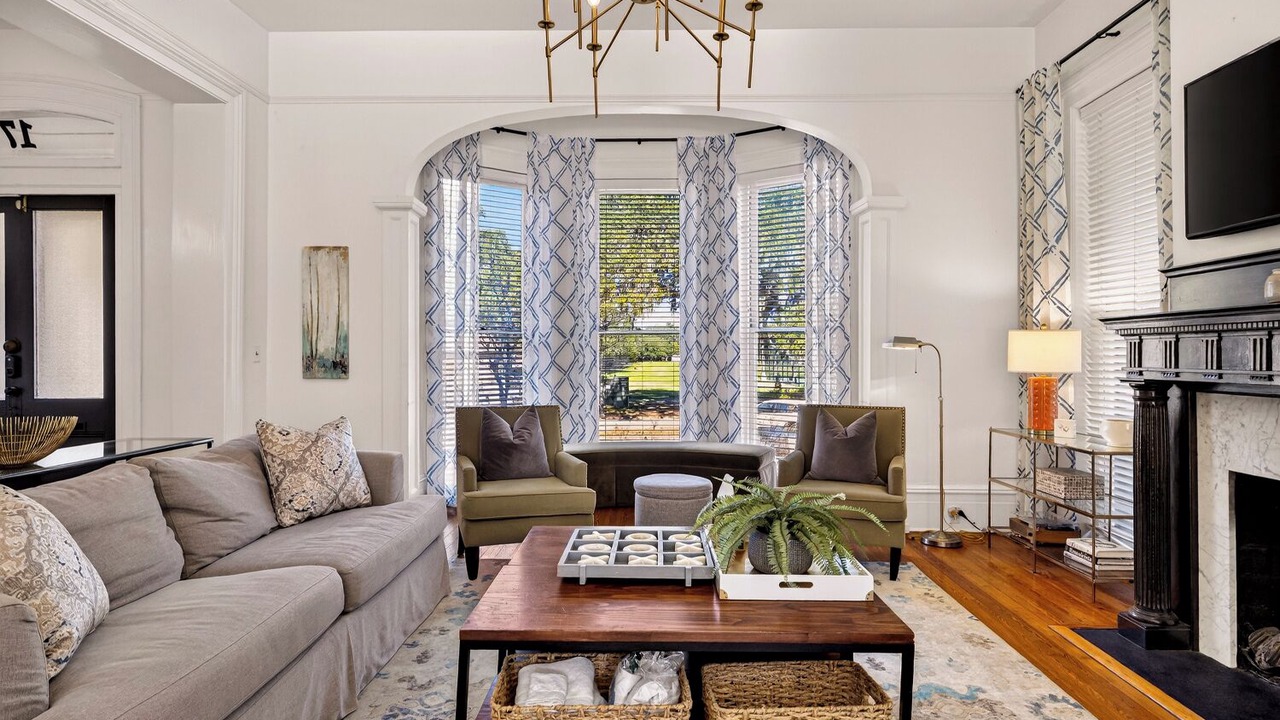 Photo of Livingroom in Savannah Victorian District