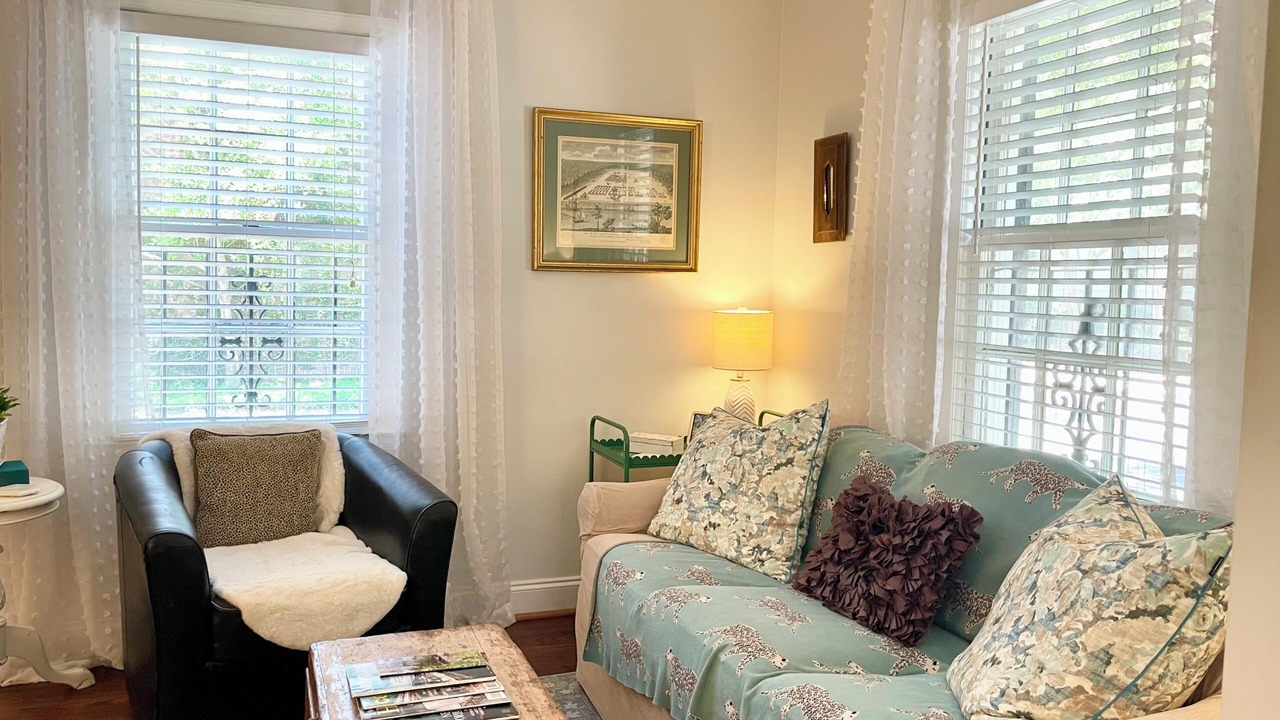 Photo of Livingroom in Old West Broad Neighborhood