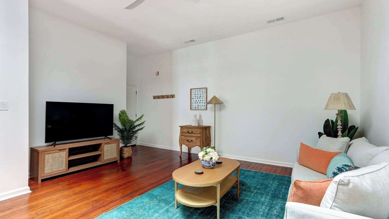 Photo of Livingroom in Historic District - North