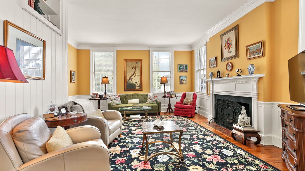Photo of Livingroom in Historic District - North