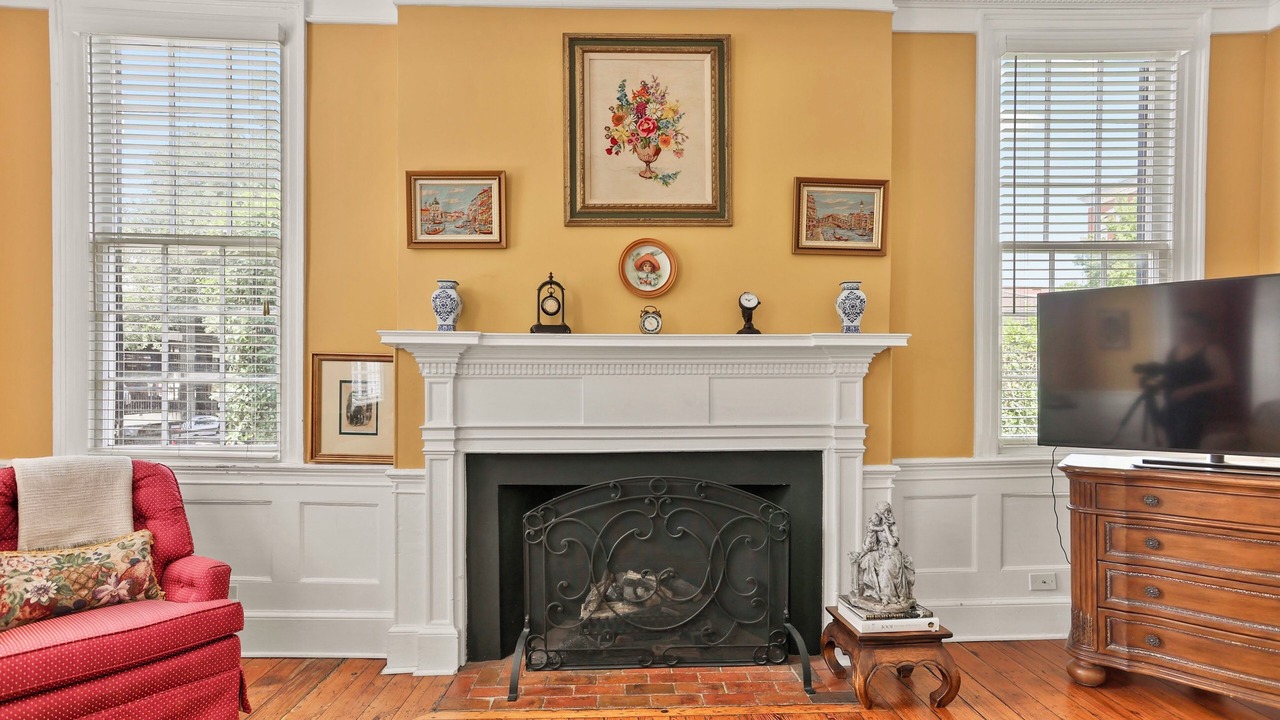 Photo of Livingroom in Historic District - North