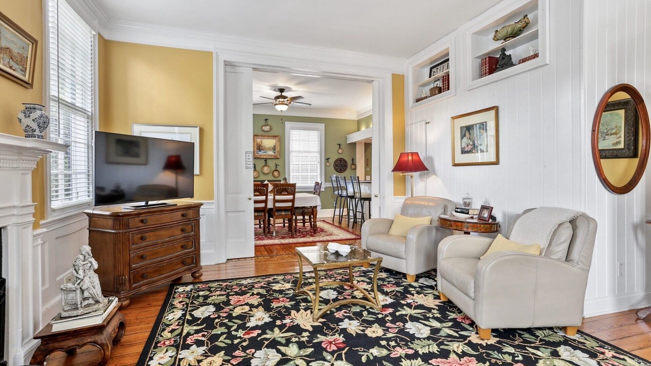 Photo of Livingroom in Historic District - North