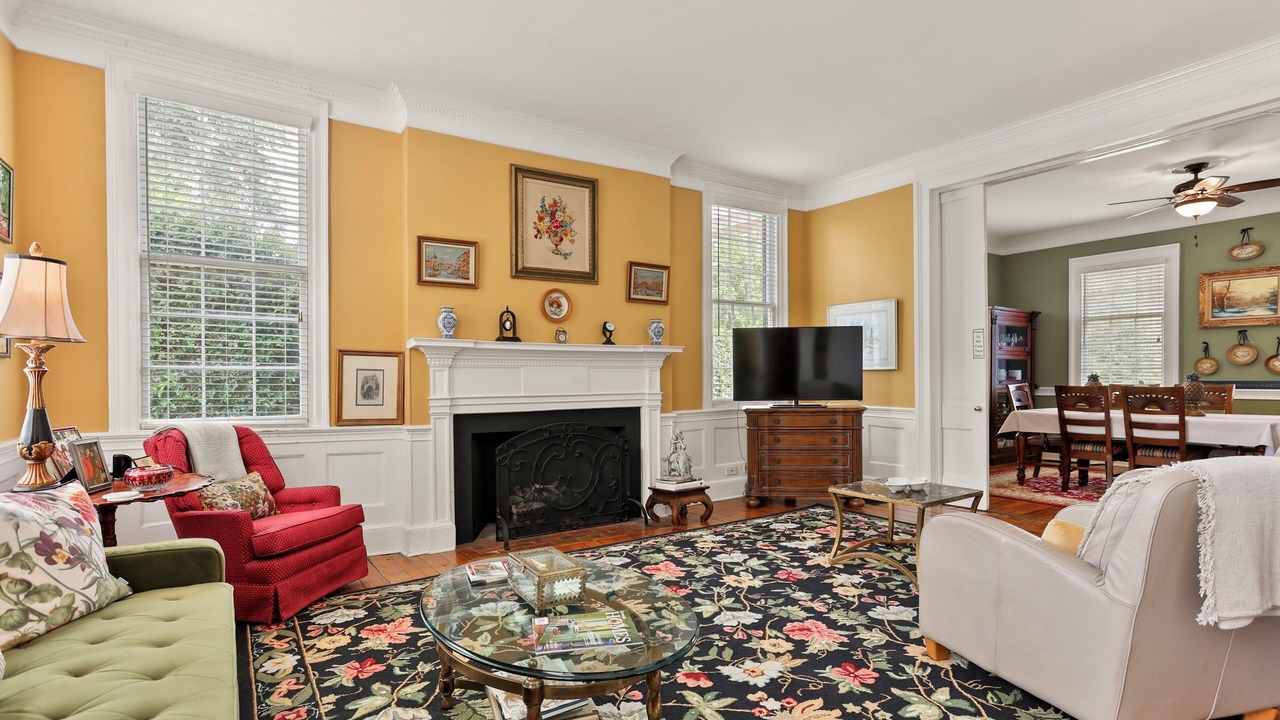 Photo of Livingroom in Historic District - North
