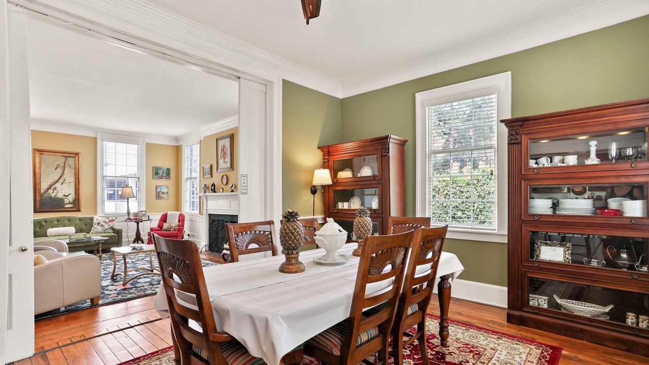 Photo of Livingroom in Historic District - North