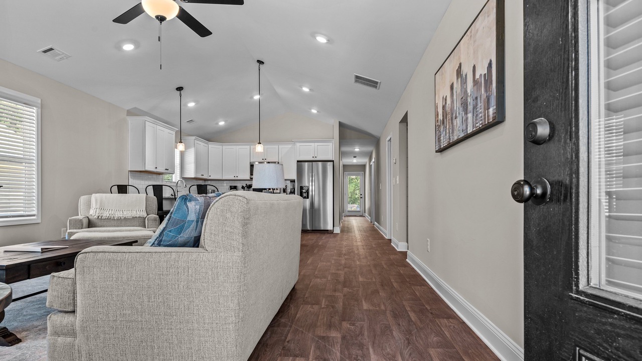 Photo of Livingroom in Commerce
