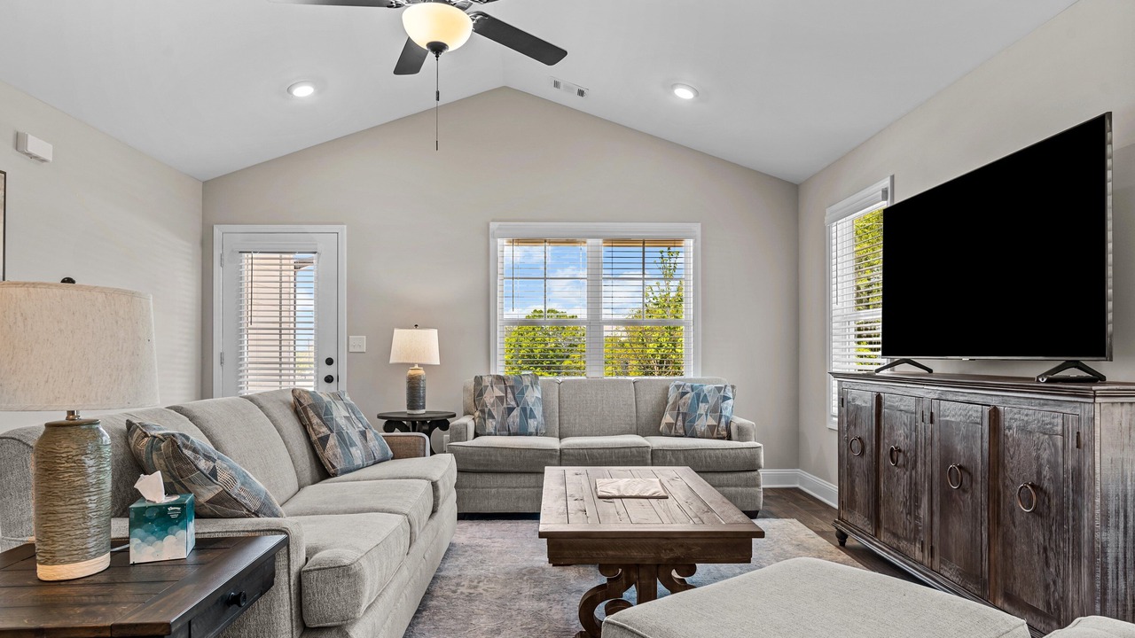 Photo of Livingroom in Commerce