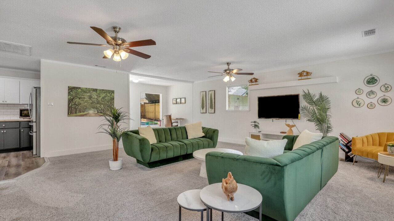 Photo of Livingroom in Whitemarsh Island