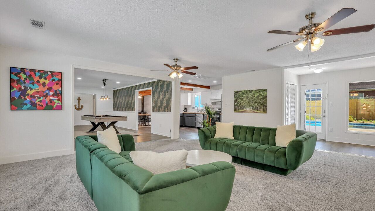 Photo of Livingroom in Whitemarsh Island