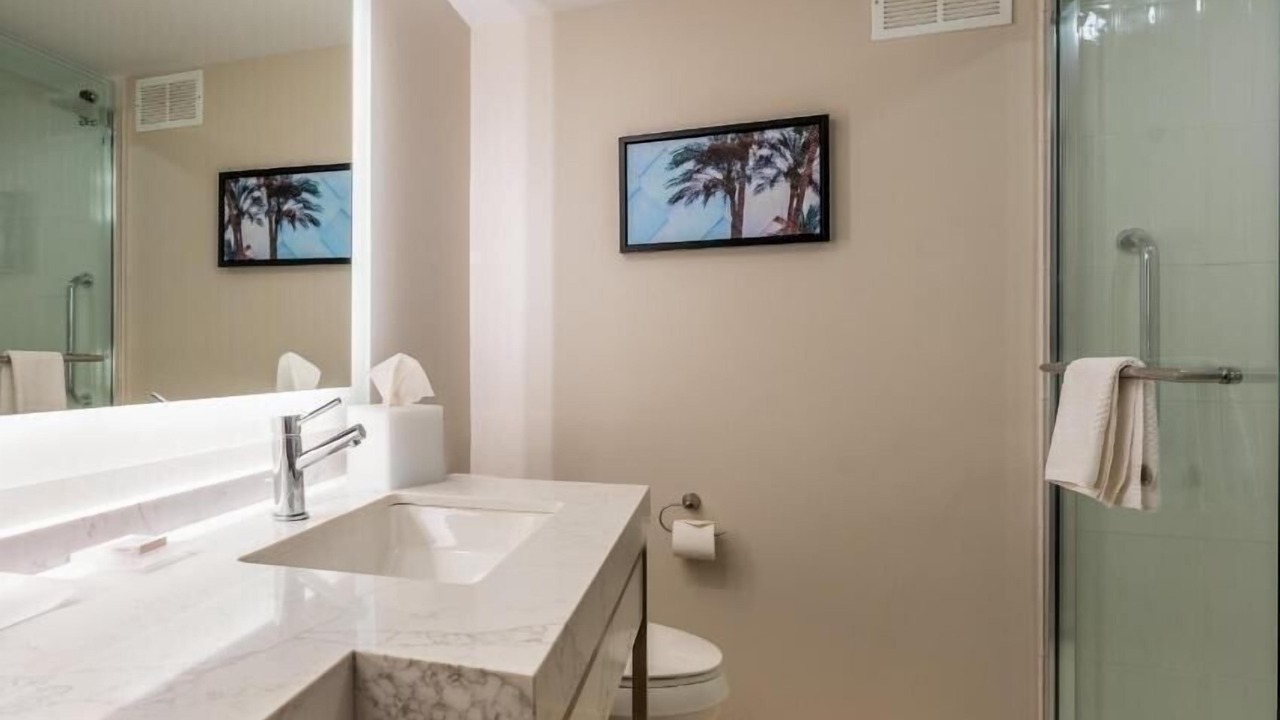 Photo of Bathroom in Lake Dot