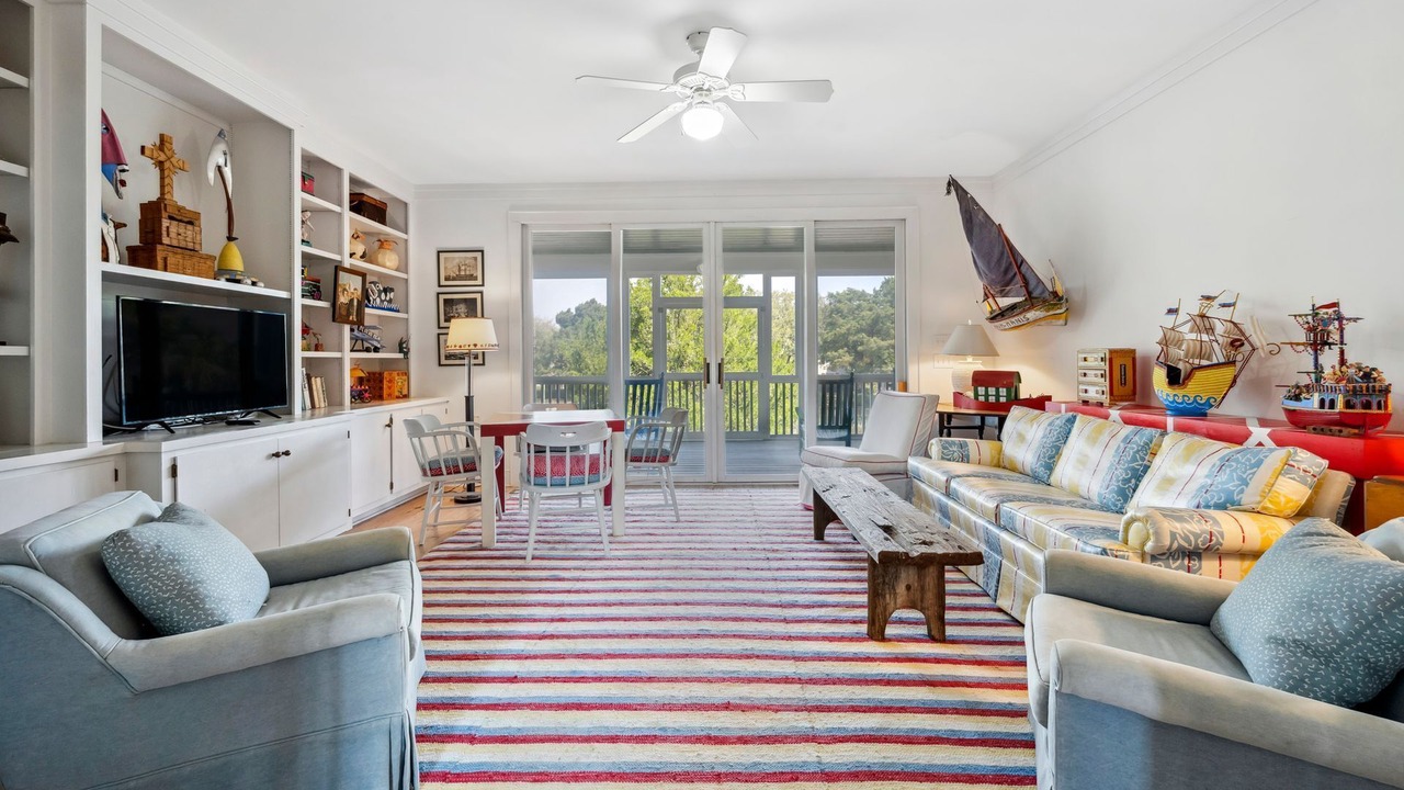 Photo of Livingroom in Debordieu Colony