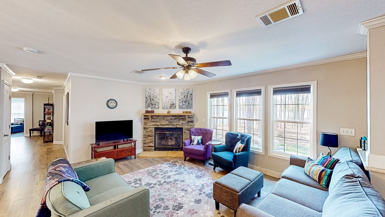 Photo of Livingroom in Saluda
