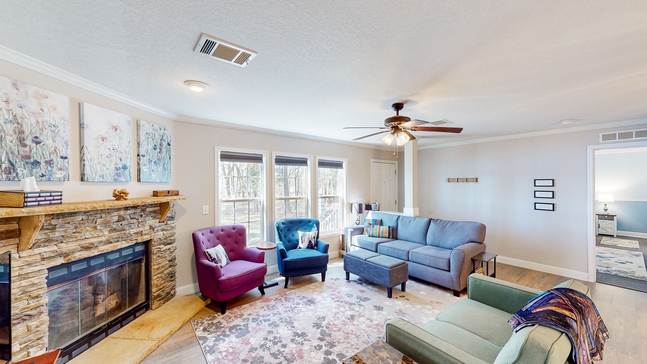 Photo of Livingroom in Saluda
