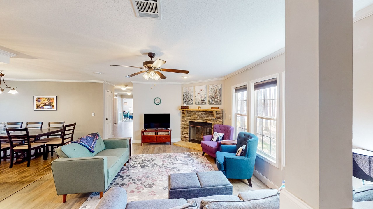 Photo of Livingroom in Saluda