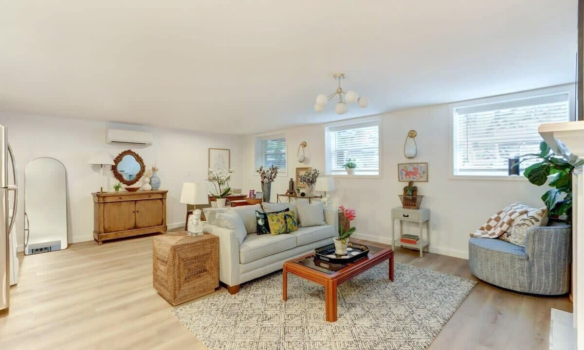 Photo of Livingroom in Historic District - North