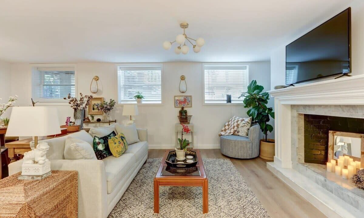 Photo of Livingroom in Historic District - North