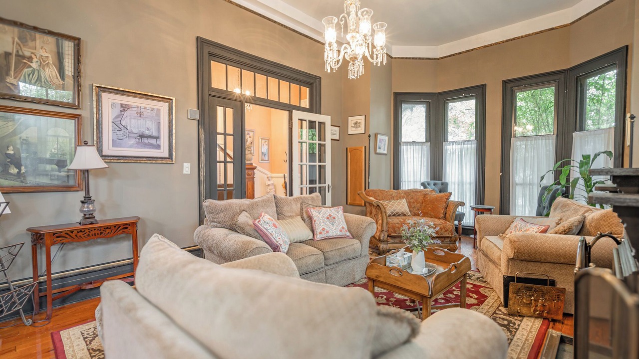 Photo of Livingroom in Thomas Square