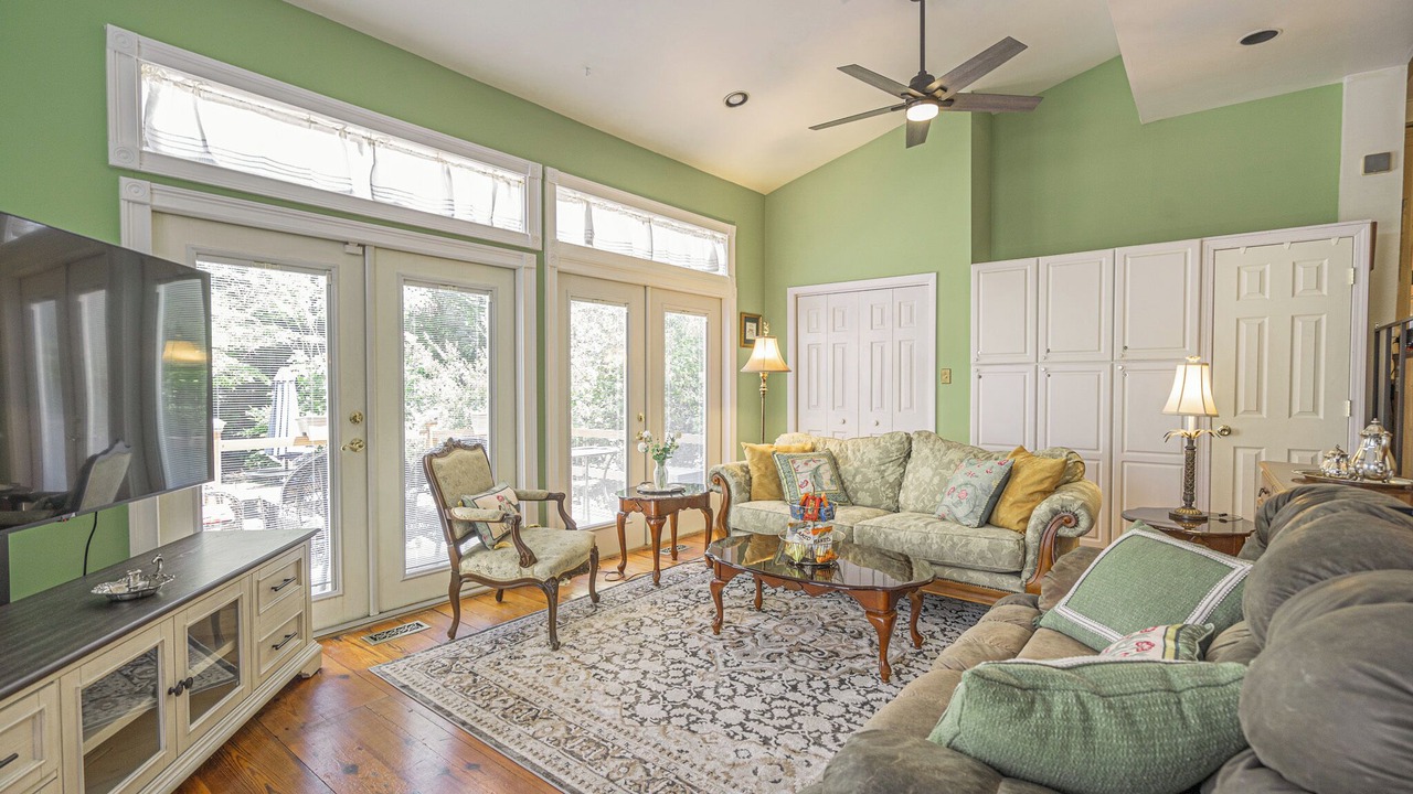 Photo of Livingroom in Thomas Square