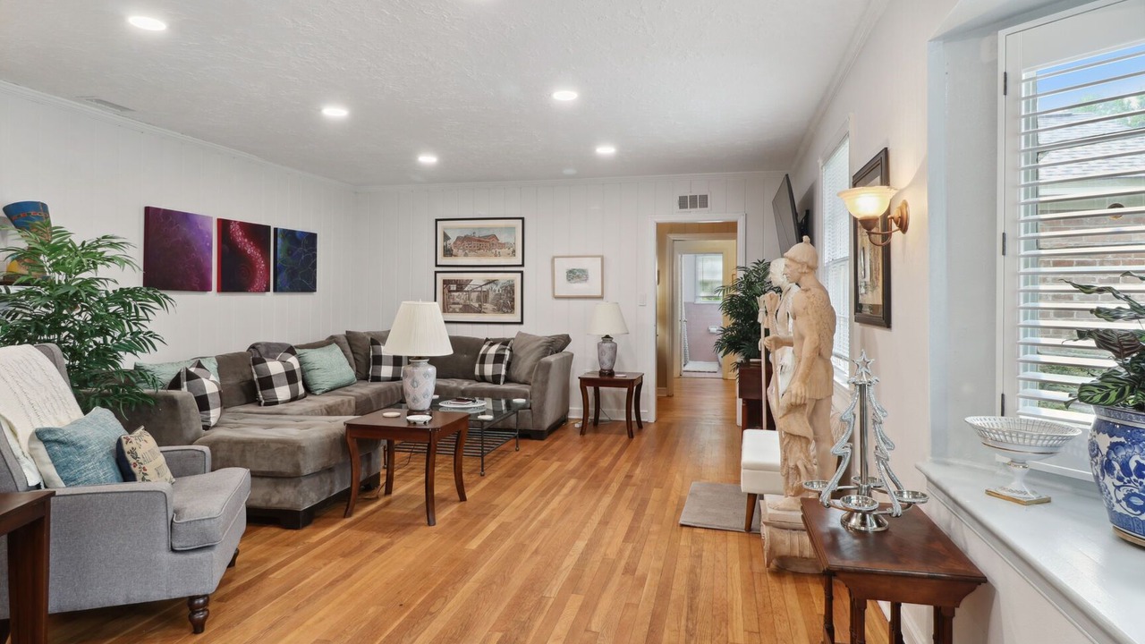 Photo of Livingroom in Midtown