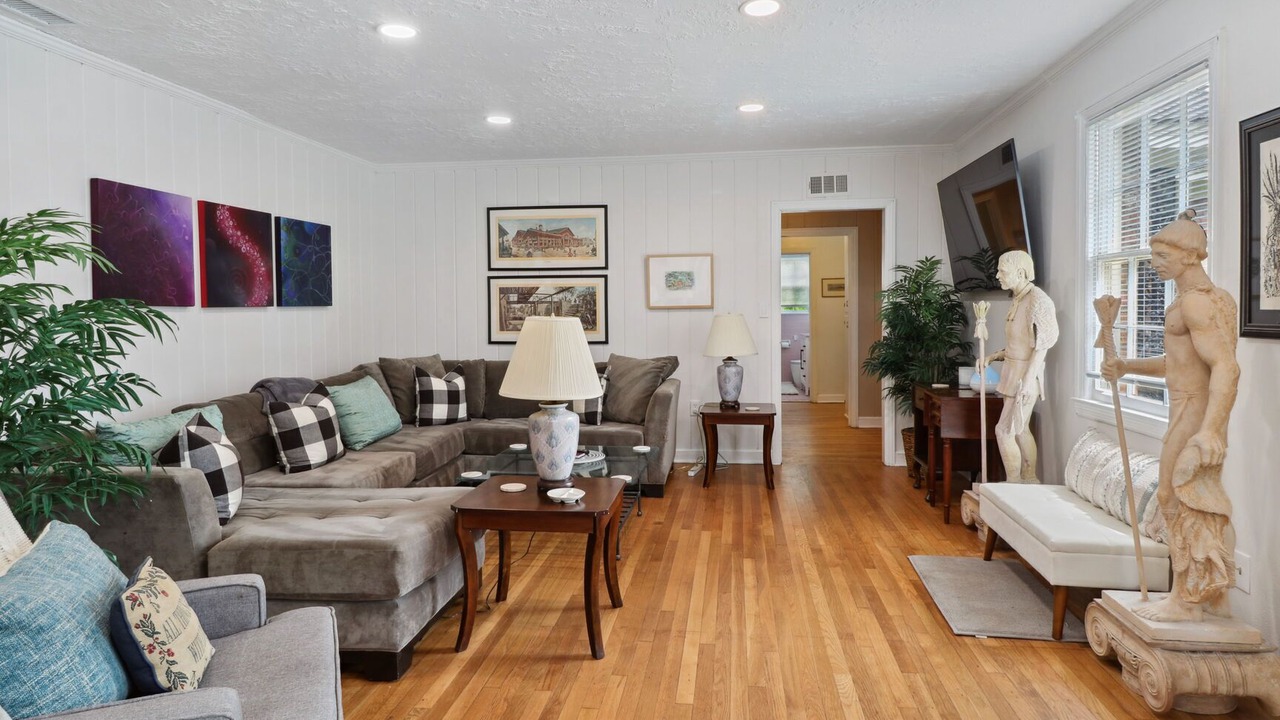 Photo of Livingroom in Midtown