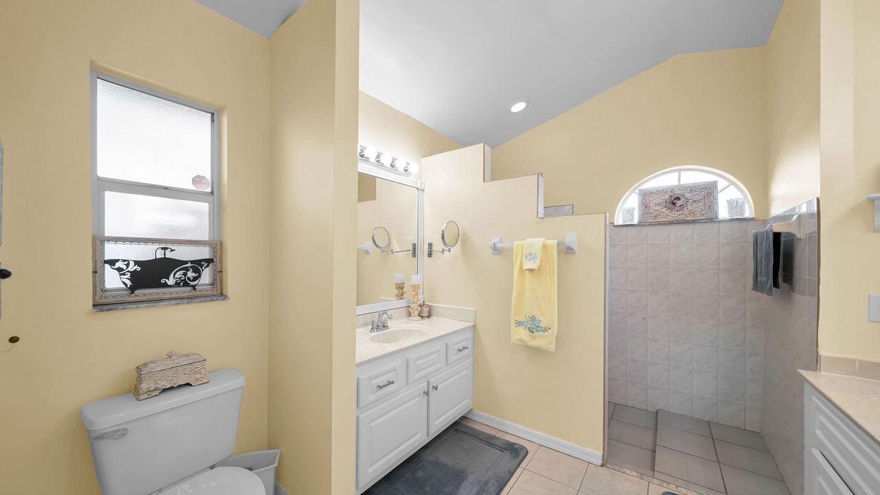 Photo of Bathroom in Trafalgar