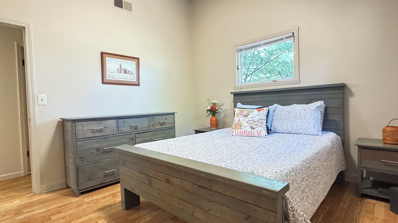 Photo of Bedroom in Utica