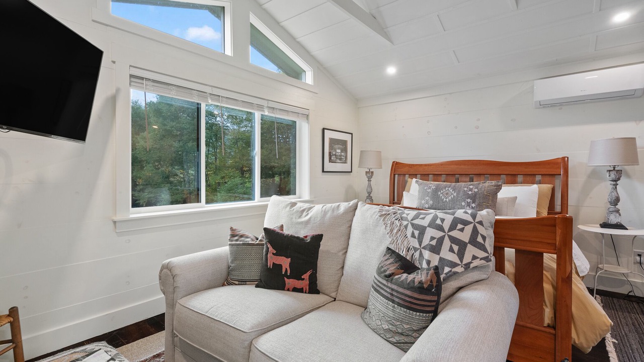 Photo of Livingroom in Cullowhee