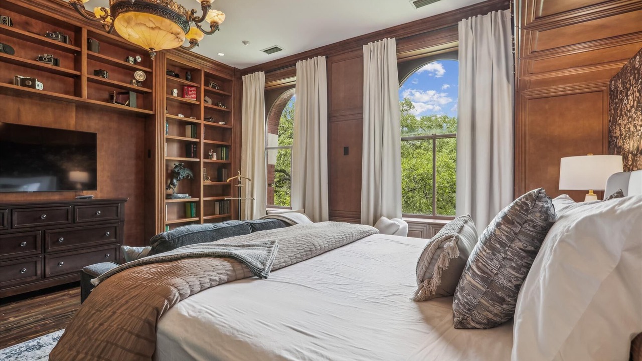 Photo of Bedroom in Historic District - North
