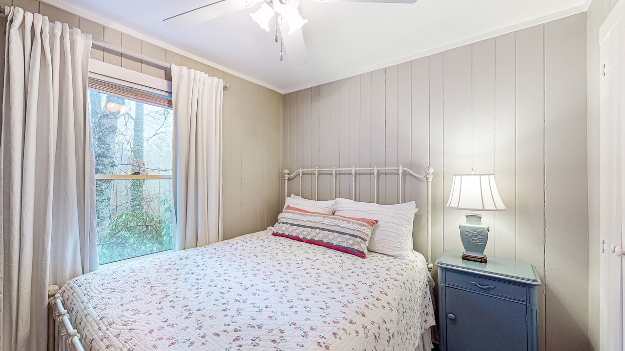 Photo of Bedroom in Mirror Lake