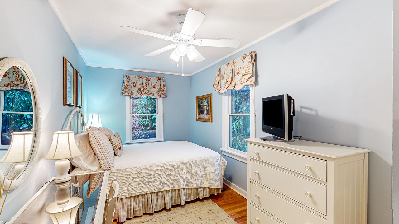 Photo of Bedroom in Mirror Lake
