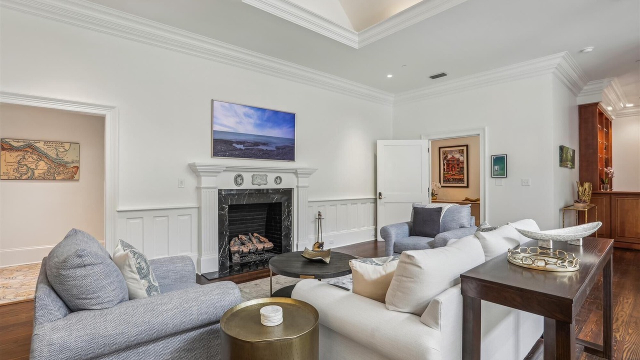 Photo of Livingroom in Historic District - North