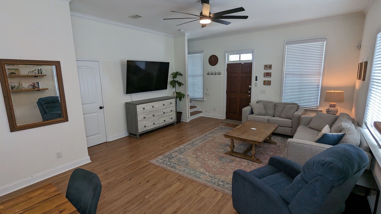 Photo of Livingroom in Thomas Square