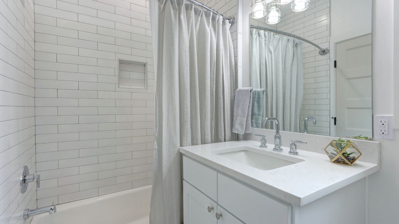 Photo of Bathroom in Thunderbolt