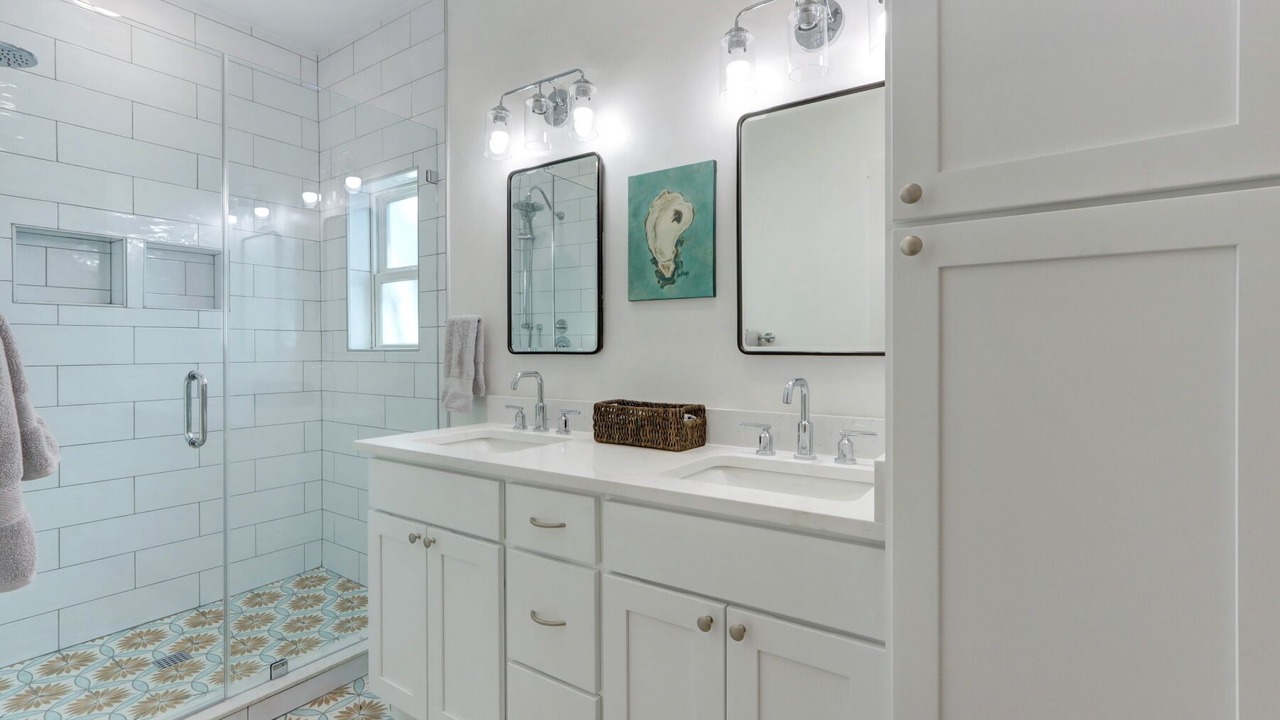 Photo of Bathroom in Thunderbolt