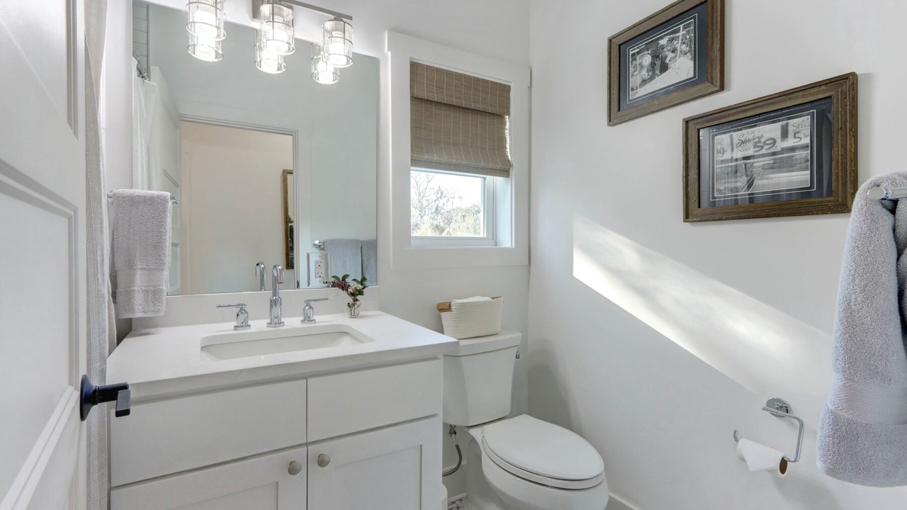 Photo of Bathroom in Thunderbolt