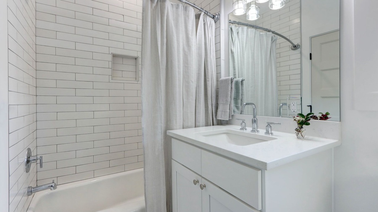 Photo of Bathroom in Thunderbolt