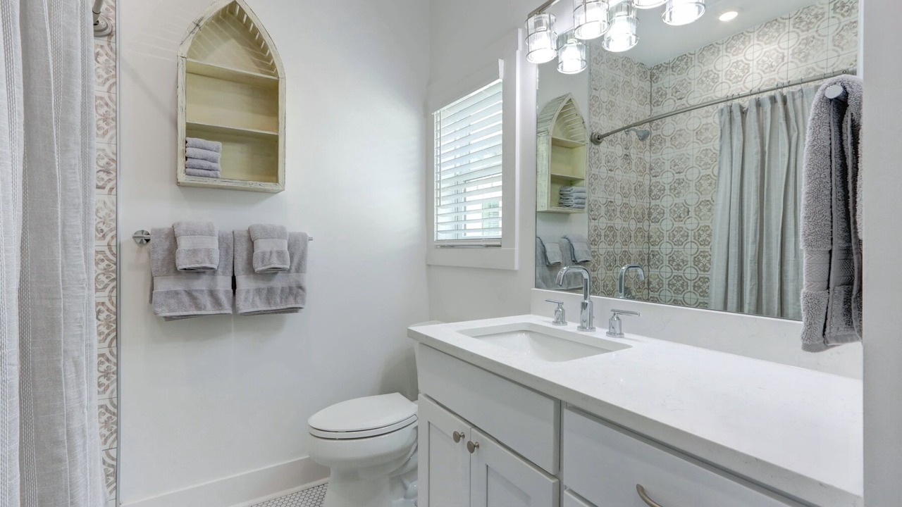 Photo of Bathroom in Thunderbolt
