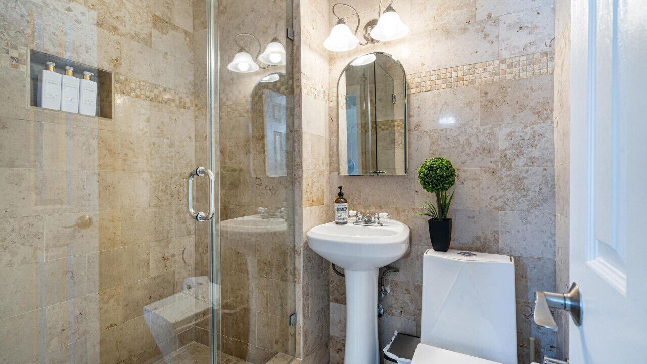 Photo of Bathroom in Hollywood Lakes