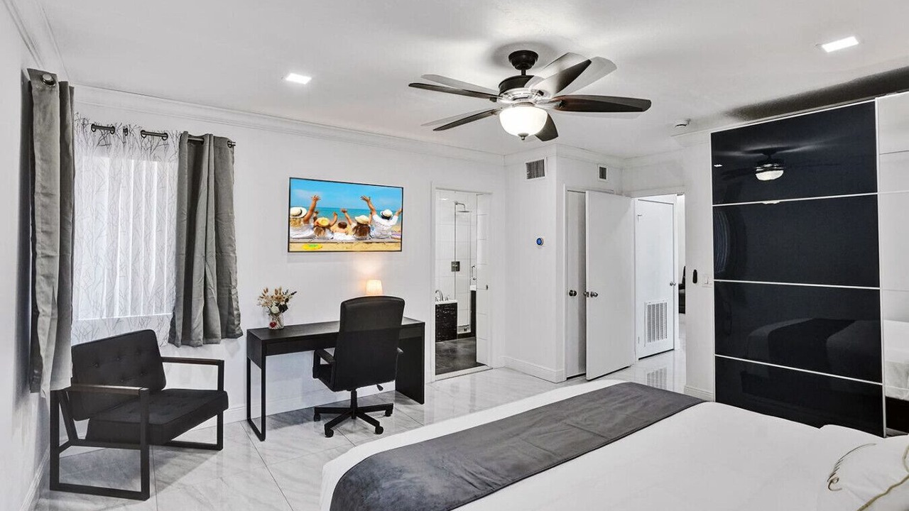 Photo of Bedroom in Hollywood Lakes