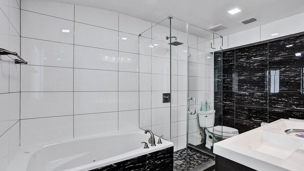 Photo of Bathroom in Hollywood Lakes