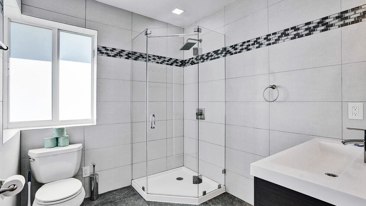 Photo of Bathroom in Hollywood Lakes