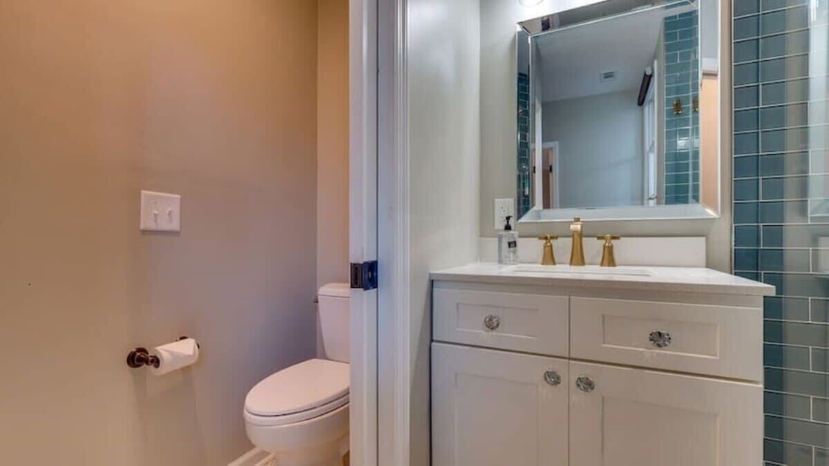 Photo of Bathroom in Thunderbolt