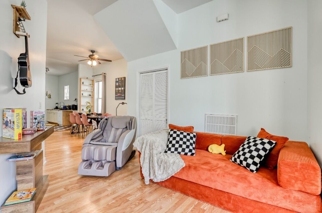 Photo of Livingroom in Thomas Square