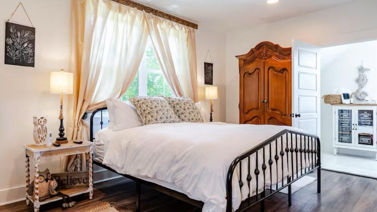 Photo of Bedroom in Midway